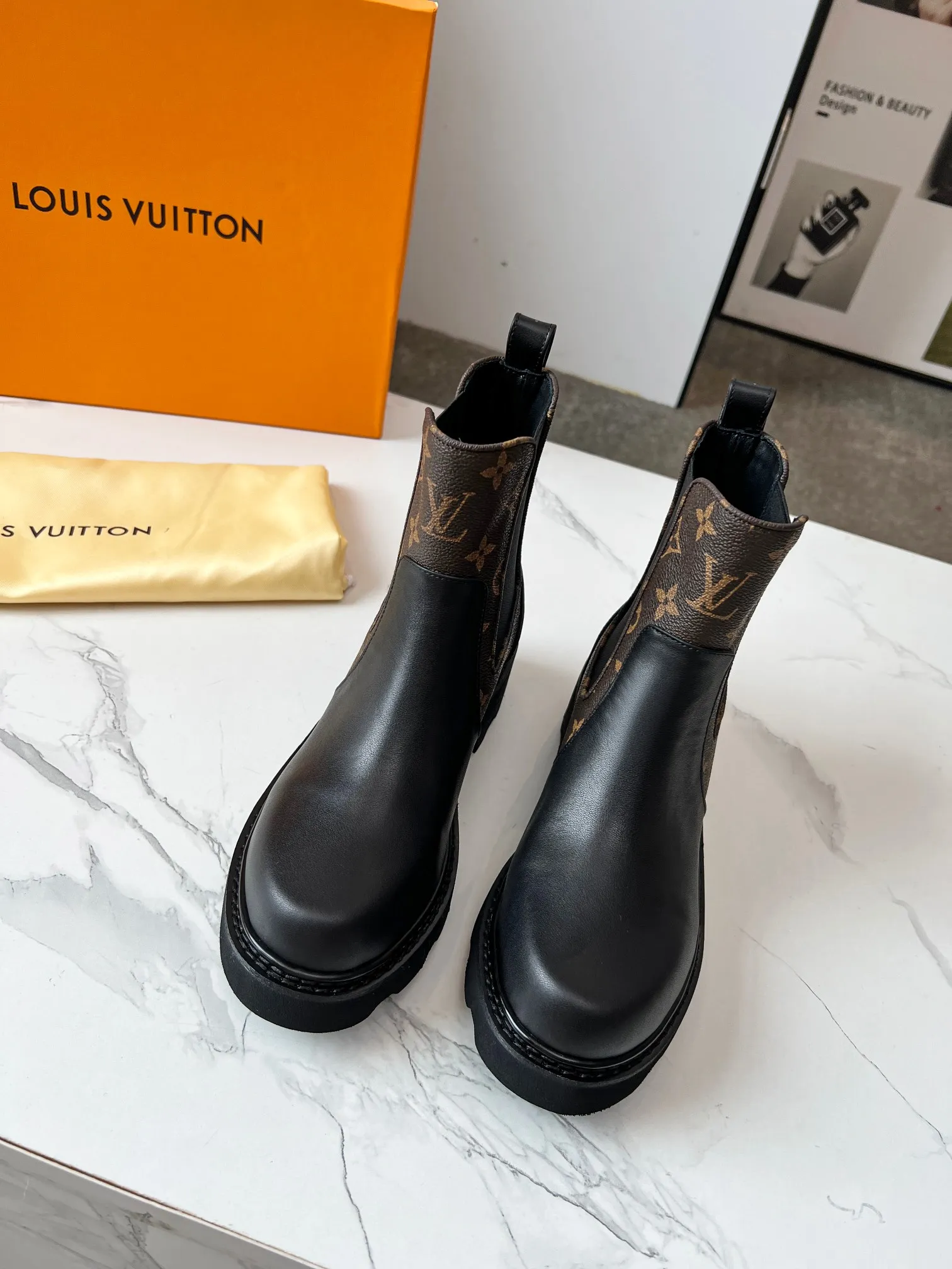 👟👟Ex-factory price 540👟👟 LOUS VUITON 🔥🔥🔥️ The latest short boots model from Louis Vuit 2025 official website, official website 💯 original version 1:1. LV Beaubourg uses calfskin to present a Chelsea-style upper, with a lightweight thick sole. Monogram canvas trim and contrast stitching outline the elastic side panels and seams respectively, cleverly interpreting the balance of strength and softness. It is a fashionable short boot that is comfortable and generous, versatile and very good-looking. Upper: Full-grain calfskin. Lining feet: sheepskin. Color: black/coffee, 35 to 40 yards, (414243 yards can be customized without return or exchange) Bosses are welcome to place orders